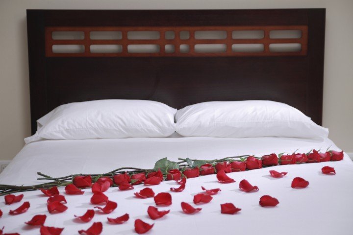 Bedroom-Decorating-Ideas-Special-for-Valentines-Day How to decorate home for Valentine’s Day?