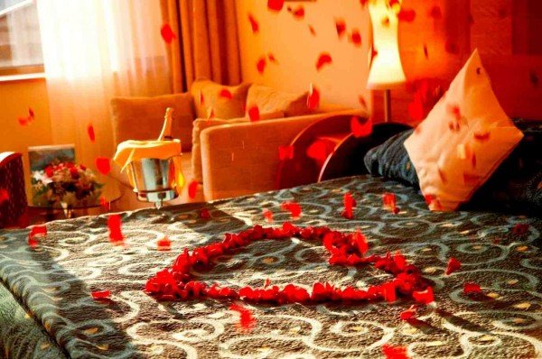 Valentine-Decorations-Bedroom-3 How to decorate home for Valentine’s Day?